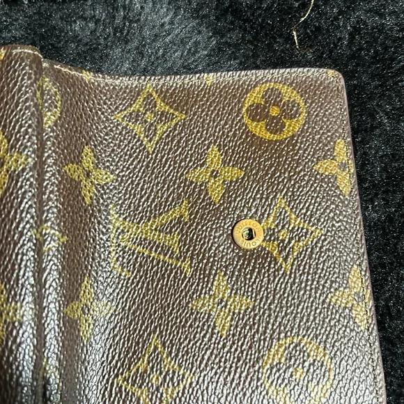 Vintage (GUC) LV wallet monogram unisex wallet 🤎 add a chain and it’s a purse